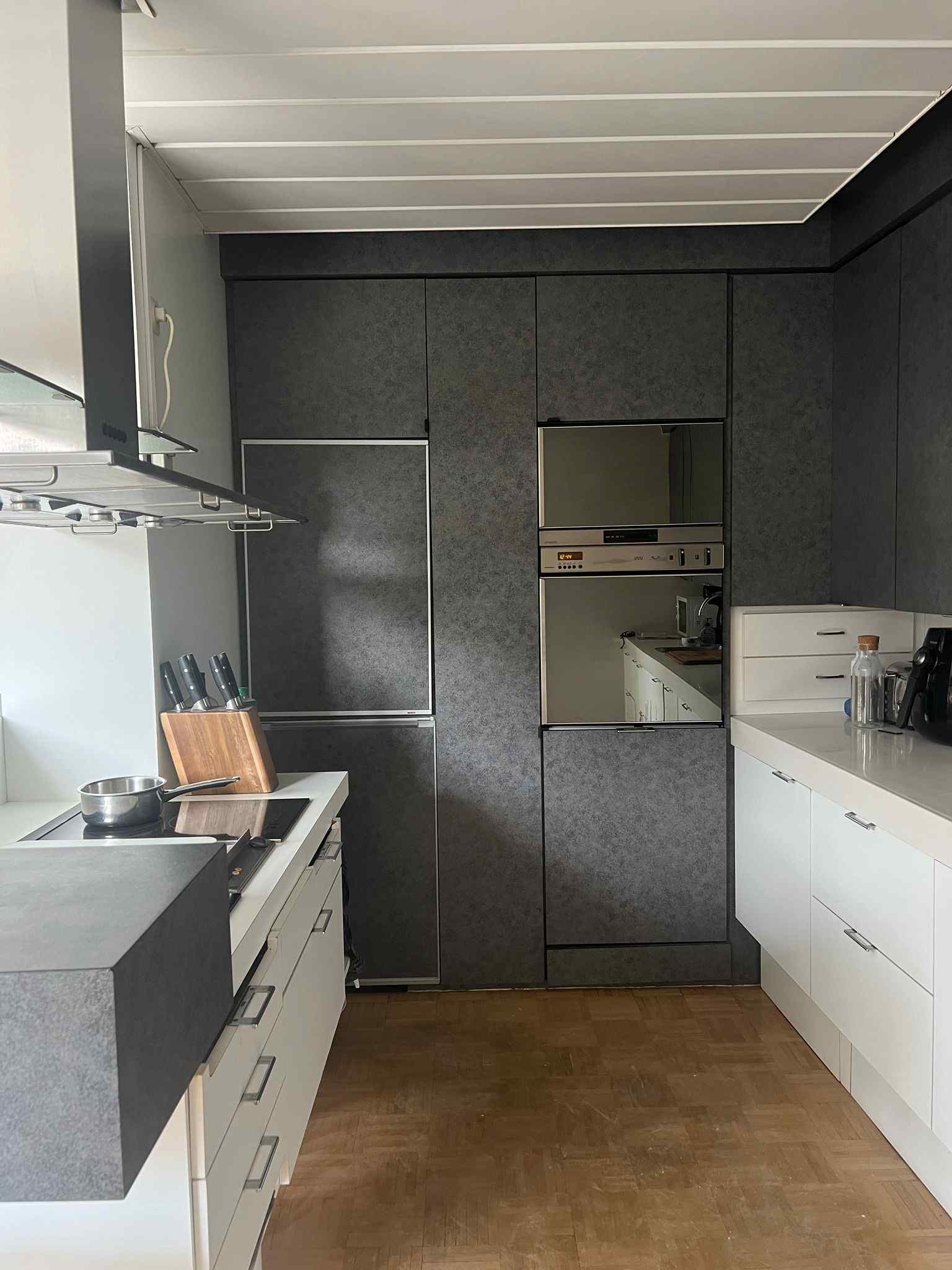 Keuken zwart wrappen: tijdens de renovatie