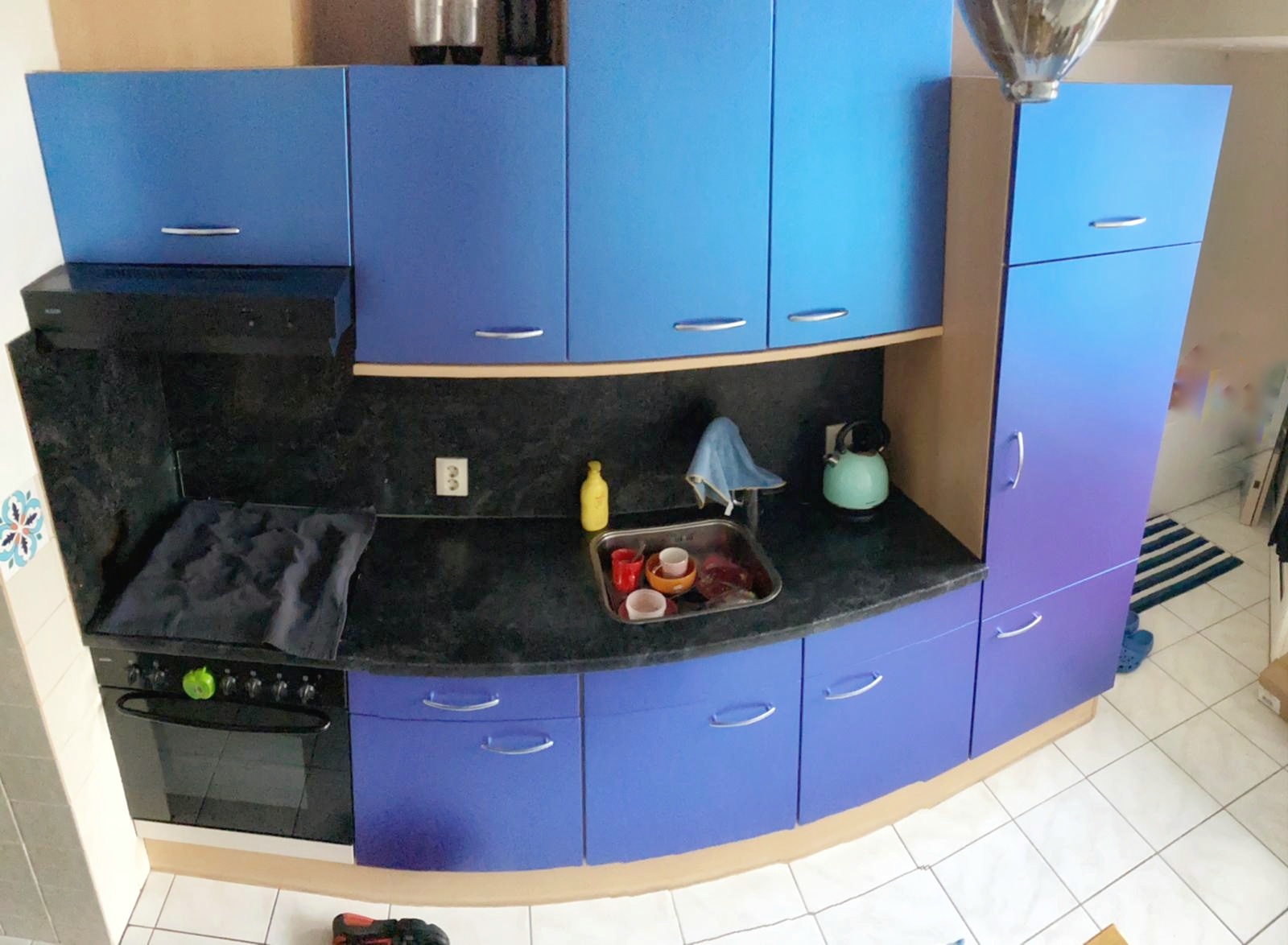Van vergeeld naar hoogglans blauw: tijdens de renovatie