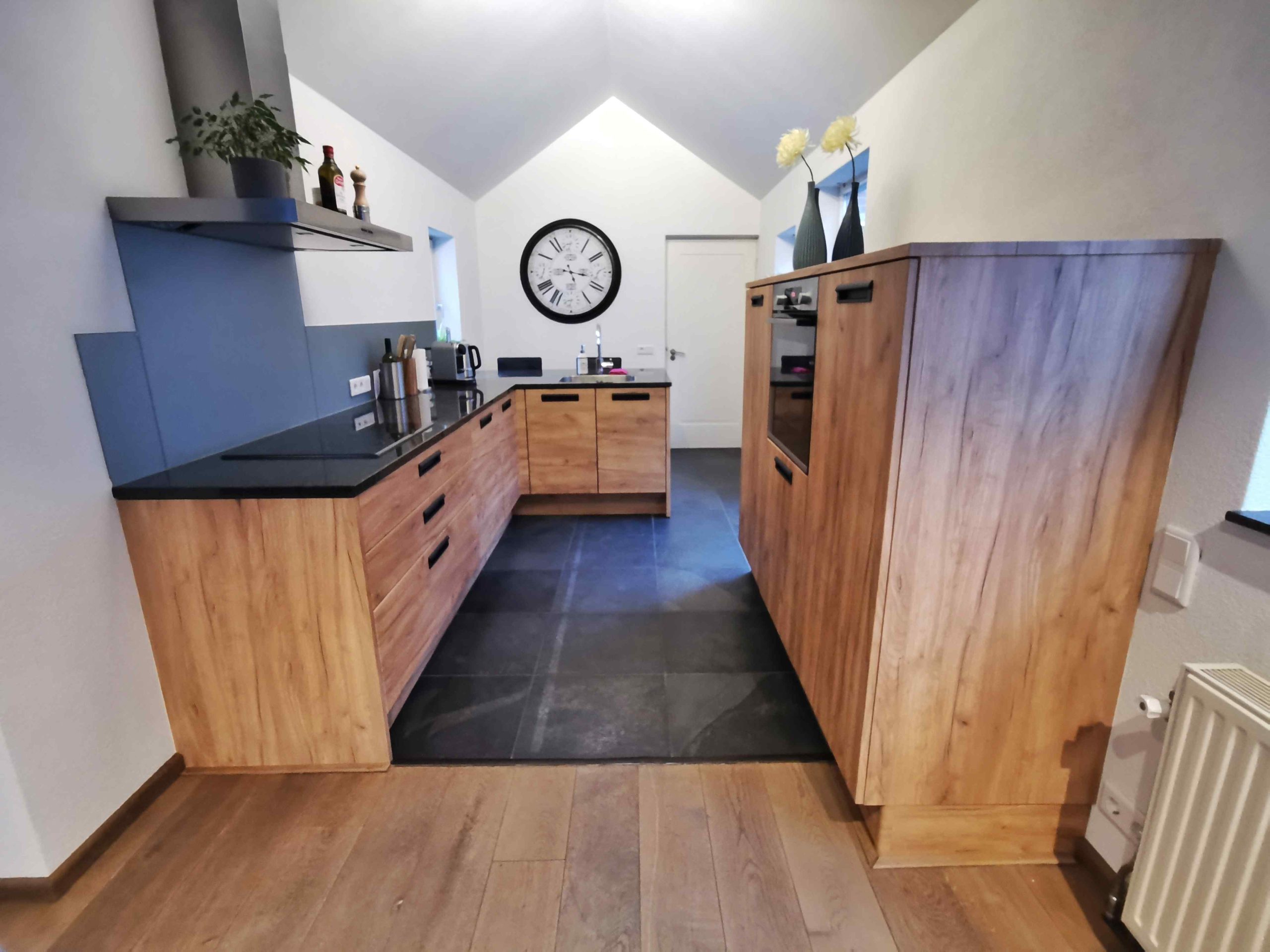 Keuken wrappen als kostenbesparing in Geleen: de keuken na de renovatie