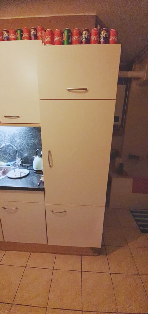 Voor: Van vergeeld naar hoogglans blauw: de keuken vóór de renovatie