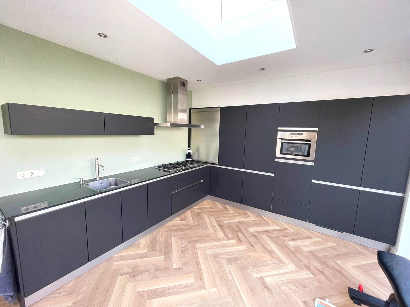 Na: Van grijs naar mat zwart: de keuken na de renovatie