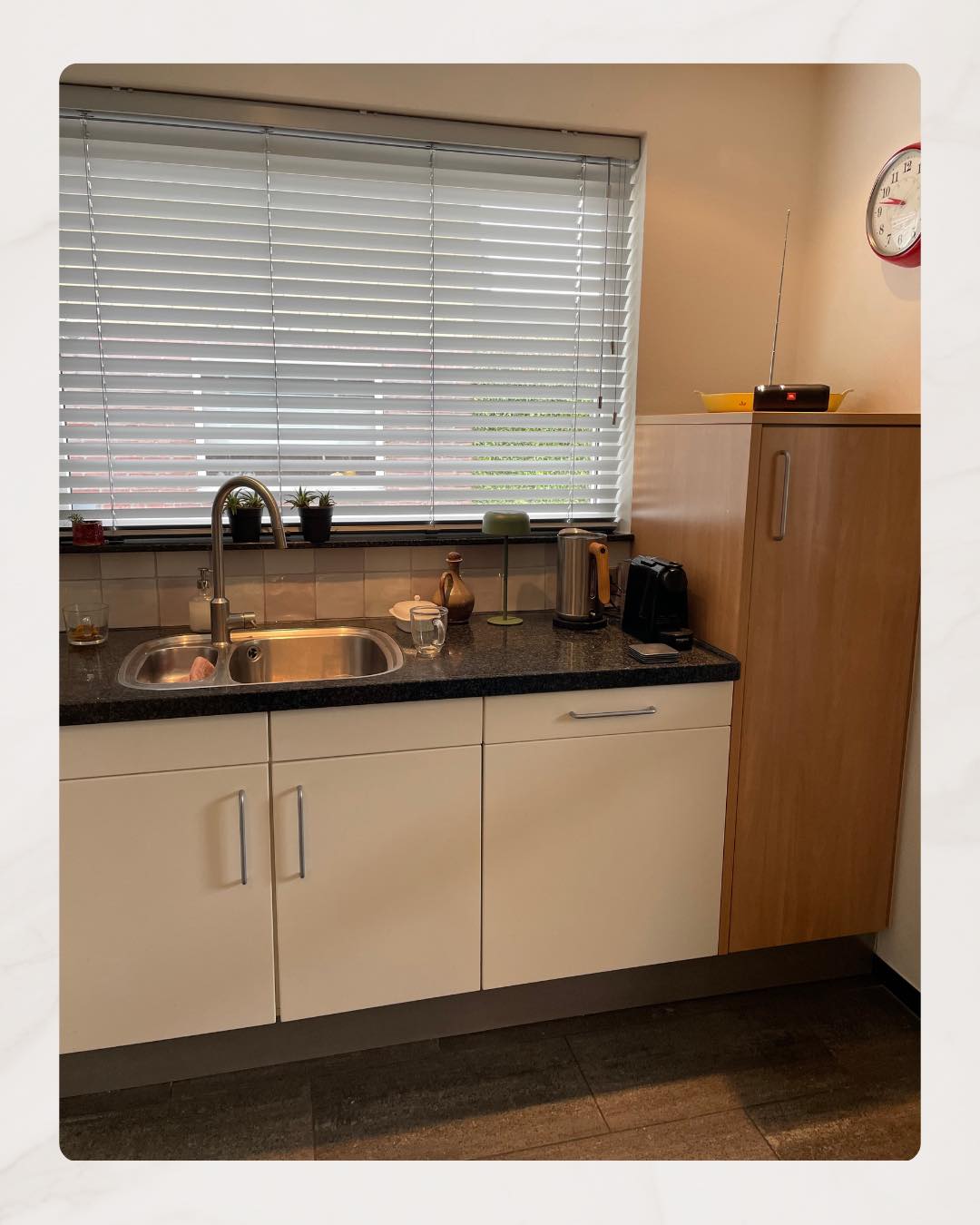 Voor: Instagram-post van Kitchen Perfect: 𝐋𝐞𝐬𝐬 𝐢𝐬 𝐦𝐨𝐫𝐞. 𝐄𝐧 𝐝𝐚𝐭 𝐳𝐢𝐞 𝐣𝐞 𝐡𝐢𝐞𝐫.🤩