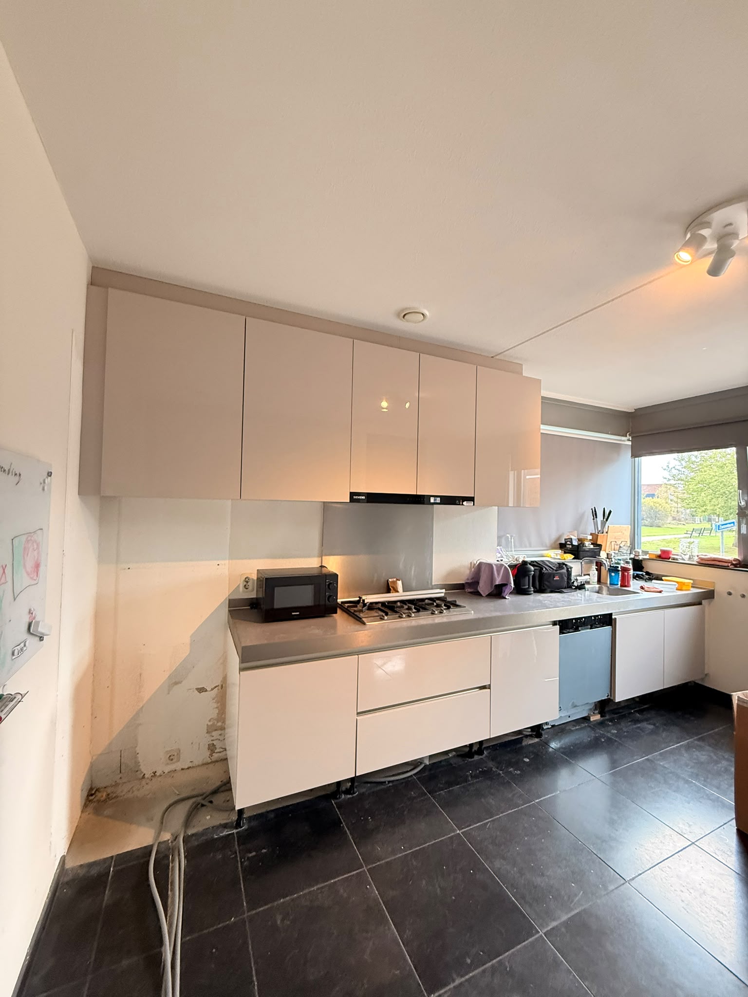 Keuken met nieuwe hangkasten tot aan het raam