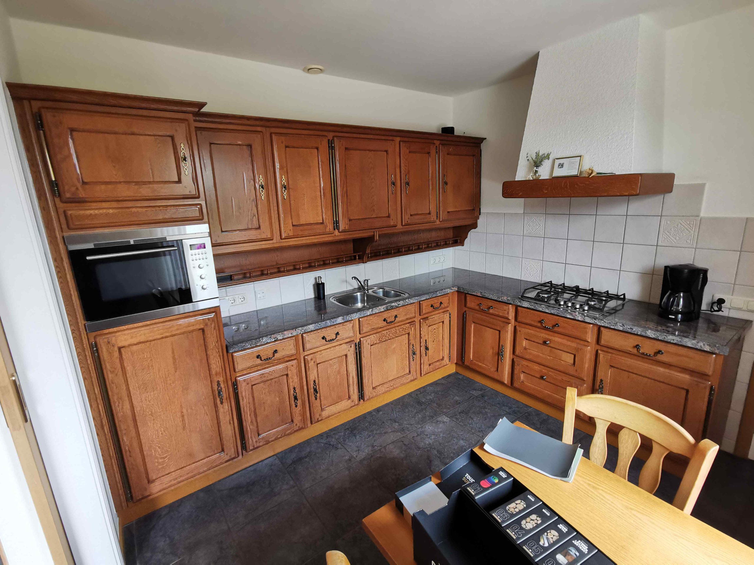 Keuken met Pure Black en houtlook: de keuken vóór de renovatie
