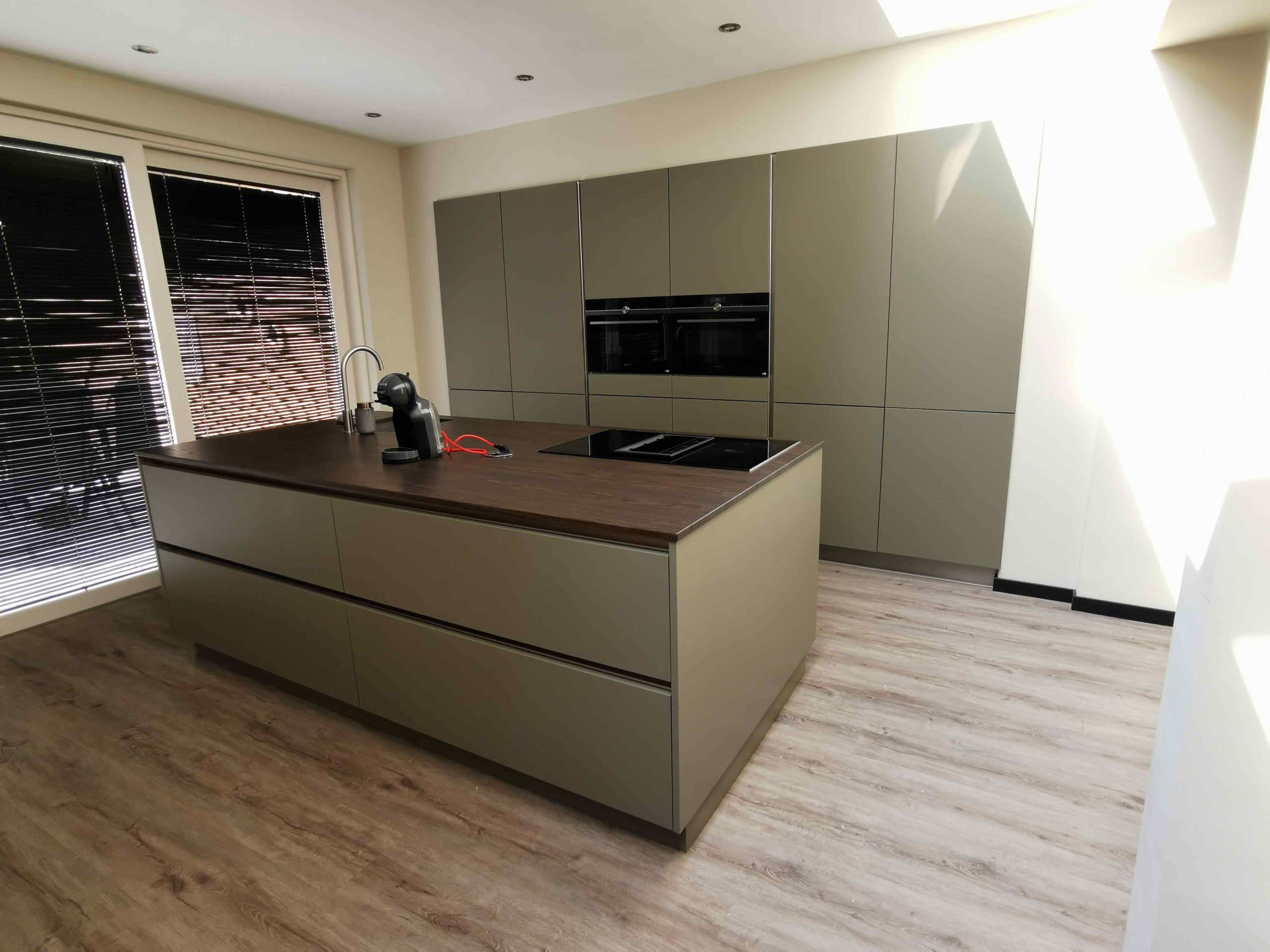 Keuken inclusief aanrecht wrappen: de keuken na de renovatie