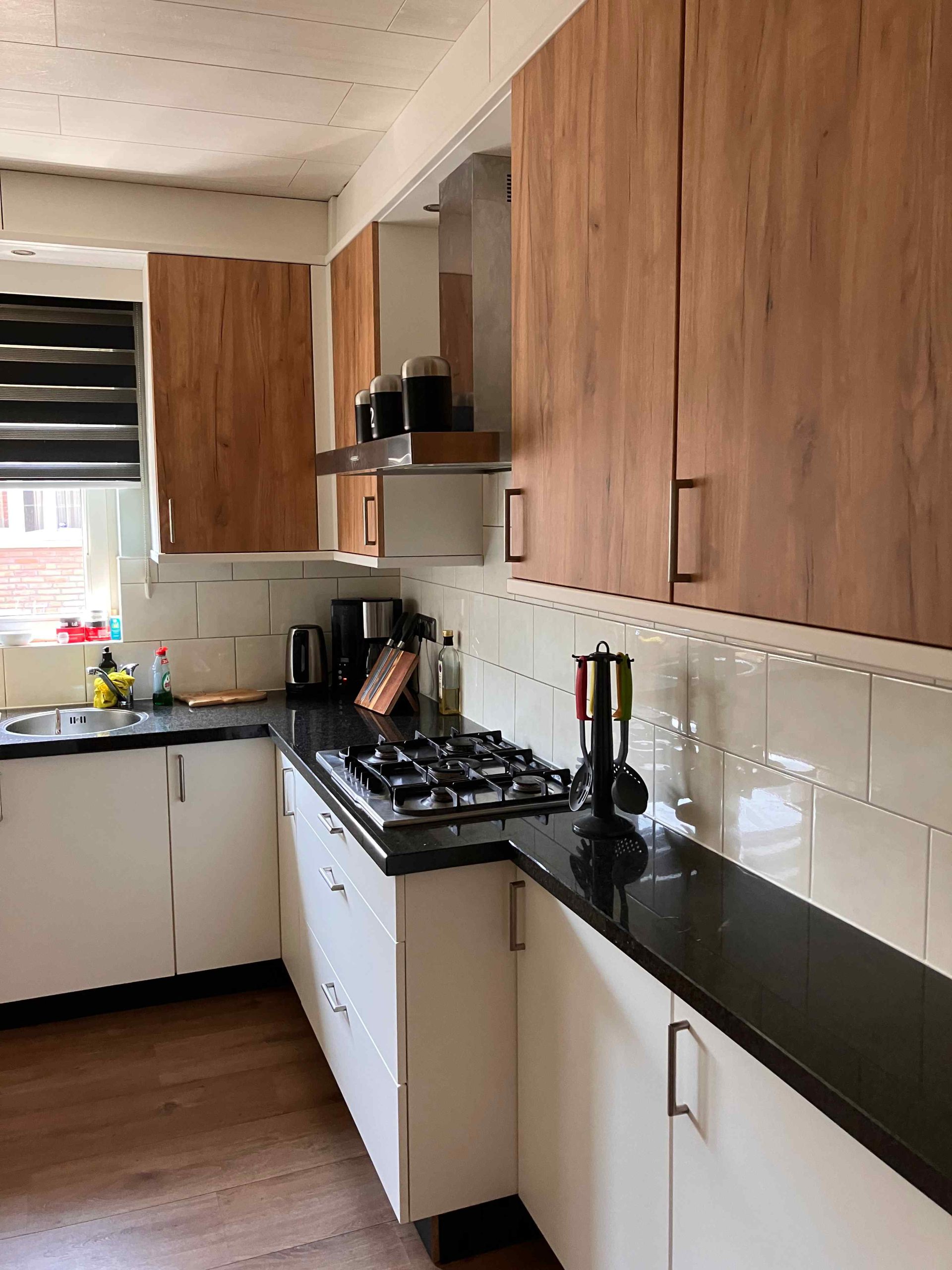 Keukenkleuren combineren met houtlook: tijdens de renovatie