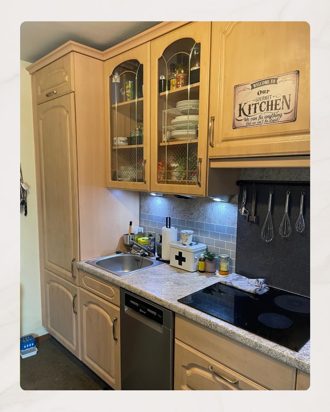 Voor: Instagram-post van Kitchen Perfect: 𝐄𝐞𝐧 𝐤𝐞𝐮𝐤𝐞𝐧 𝐦𝐞𝐭 𝐧𝐞́𝐭 𝐝𝐚𝐭 𝐛𝐞𝐞𝐭𝐣𝐞 𝐞𝐱𝐭𝐫𝐚! 🙌🏼