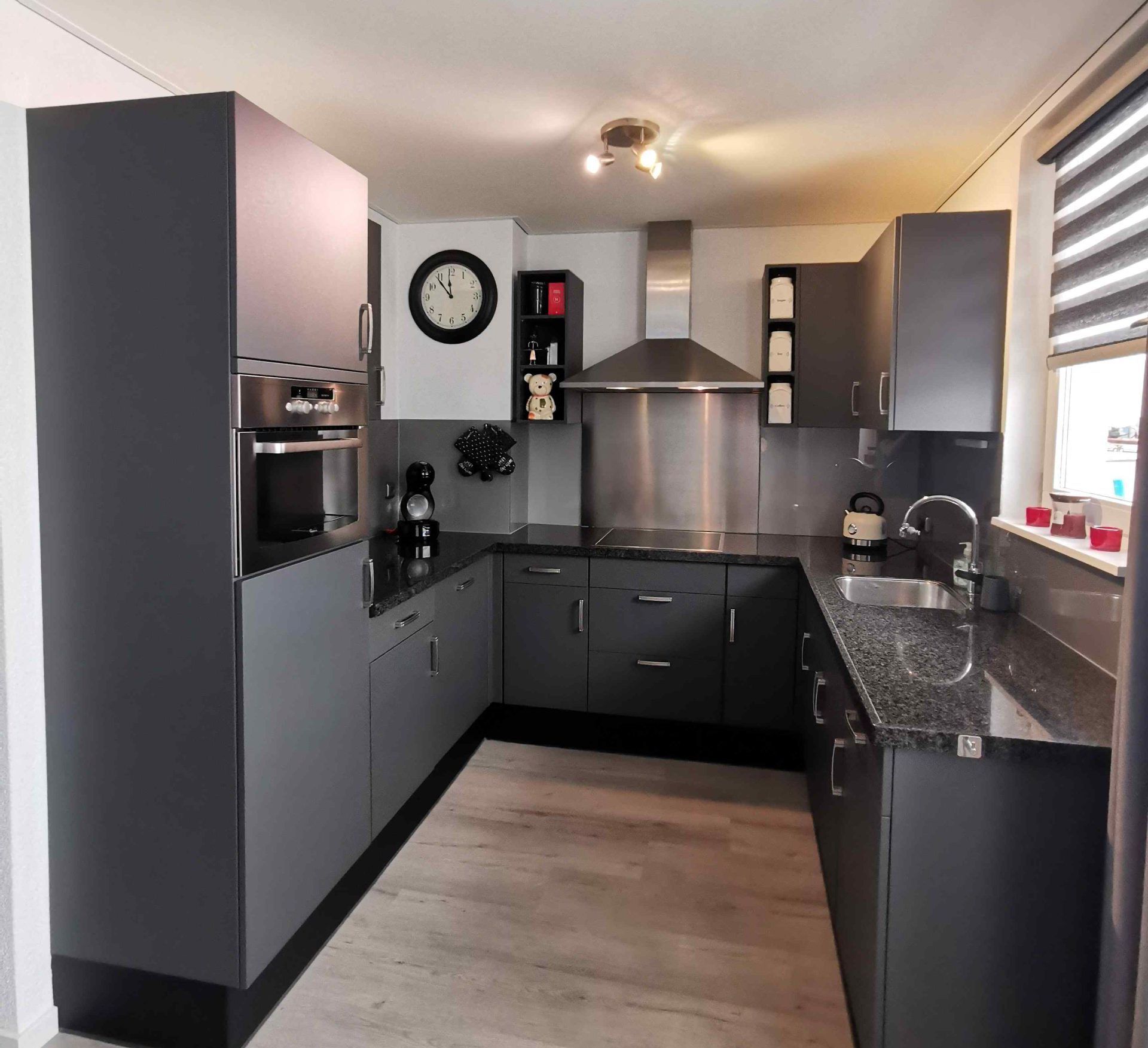 Nieuwe keukenfronten en ombouw wrappen: de keuken na de renovatie