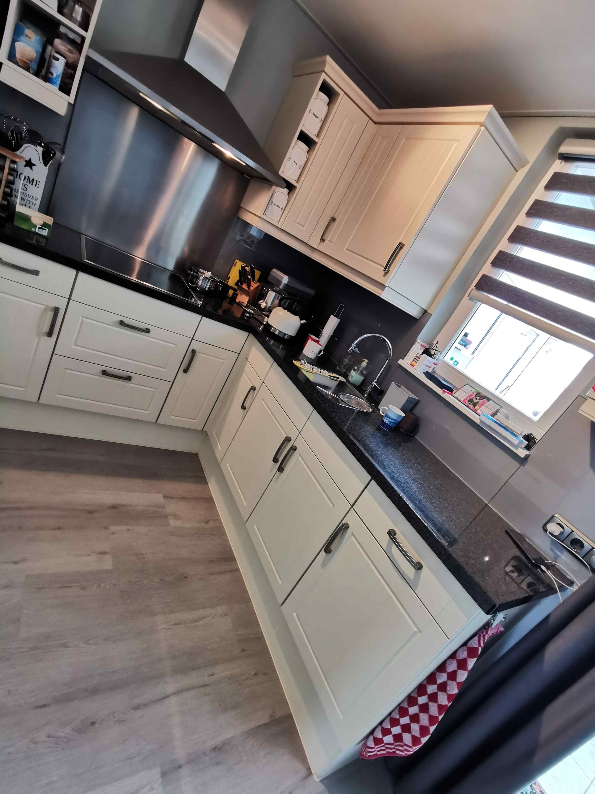 Nieuwe keukenfronten en ombouw wrappen: tijdens de renovatie