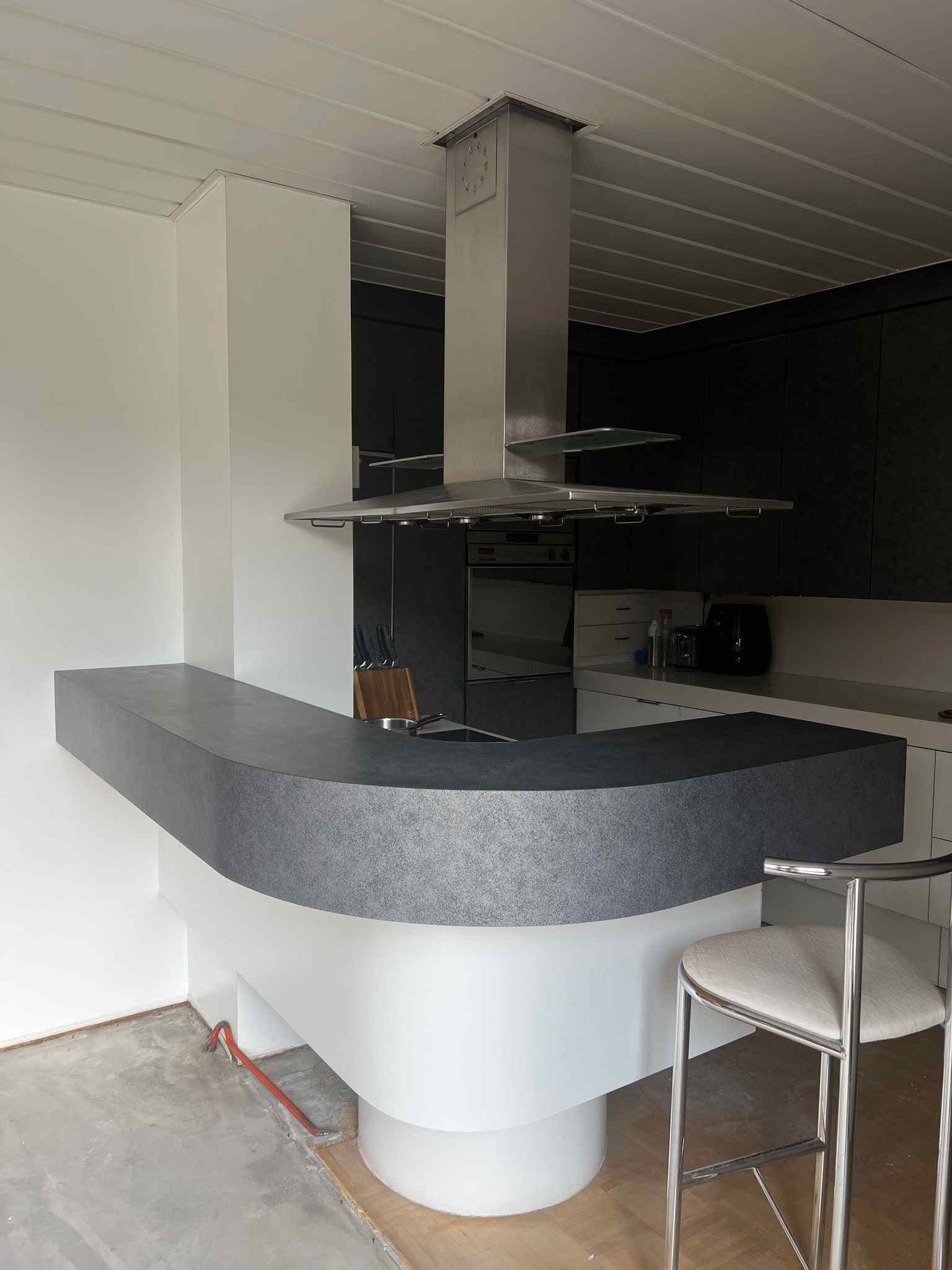 Voor: Keuken zwart wrappen: de keuken vóór de renovatie