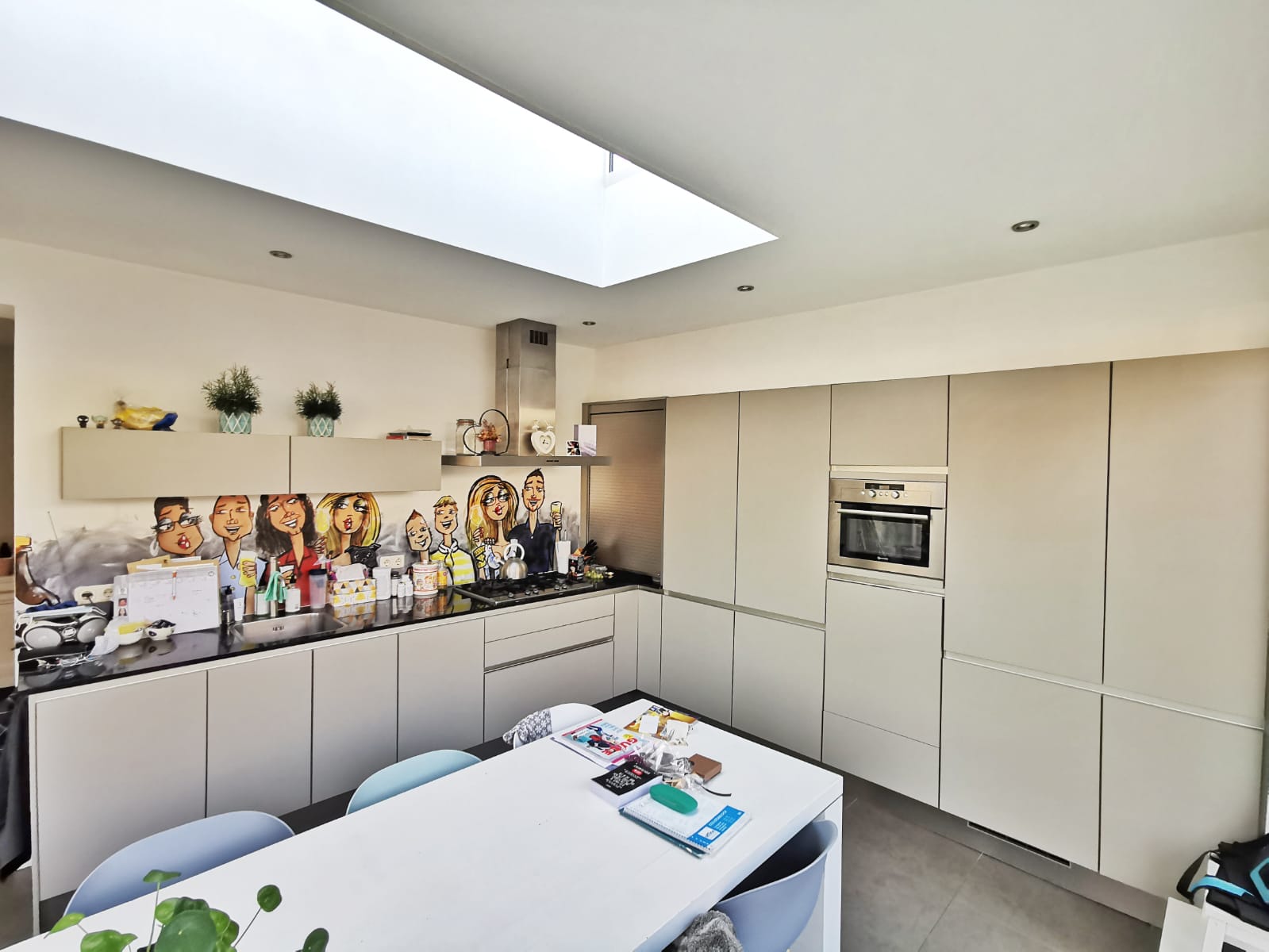 Voor: Van grijs naar mat zwart: de keuken vóór de renovatie