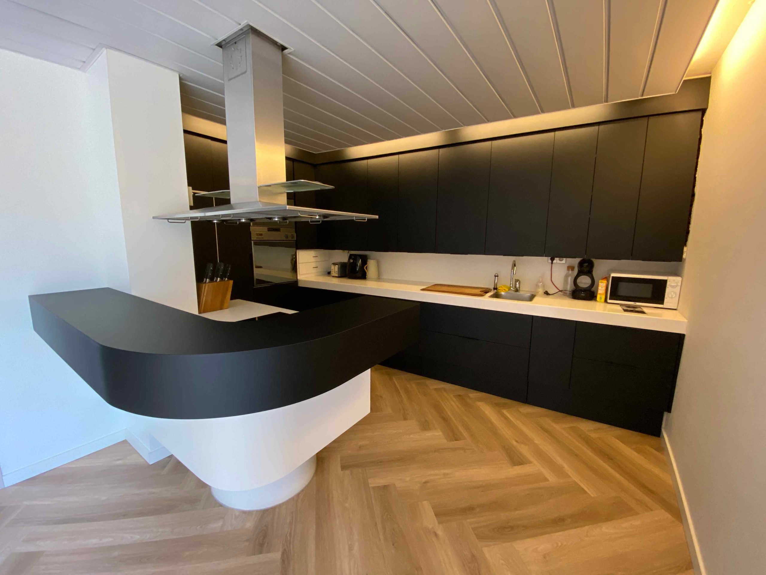Na: Keuken zwart wrappen: de keuken na de renovatie
