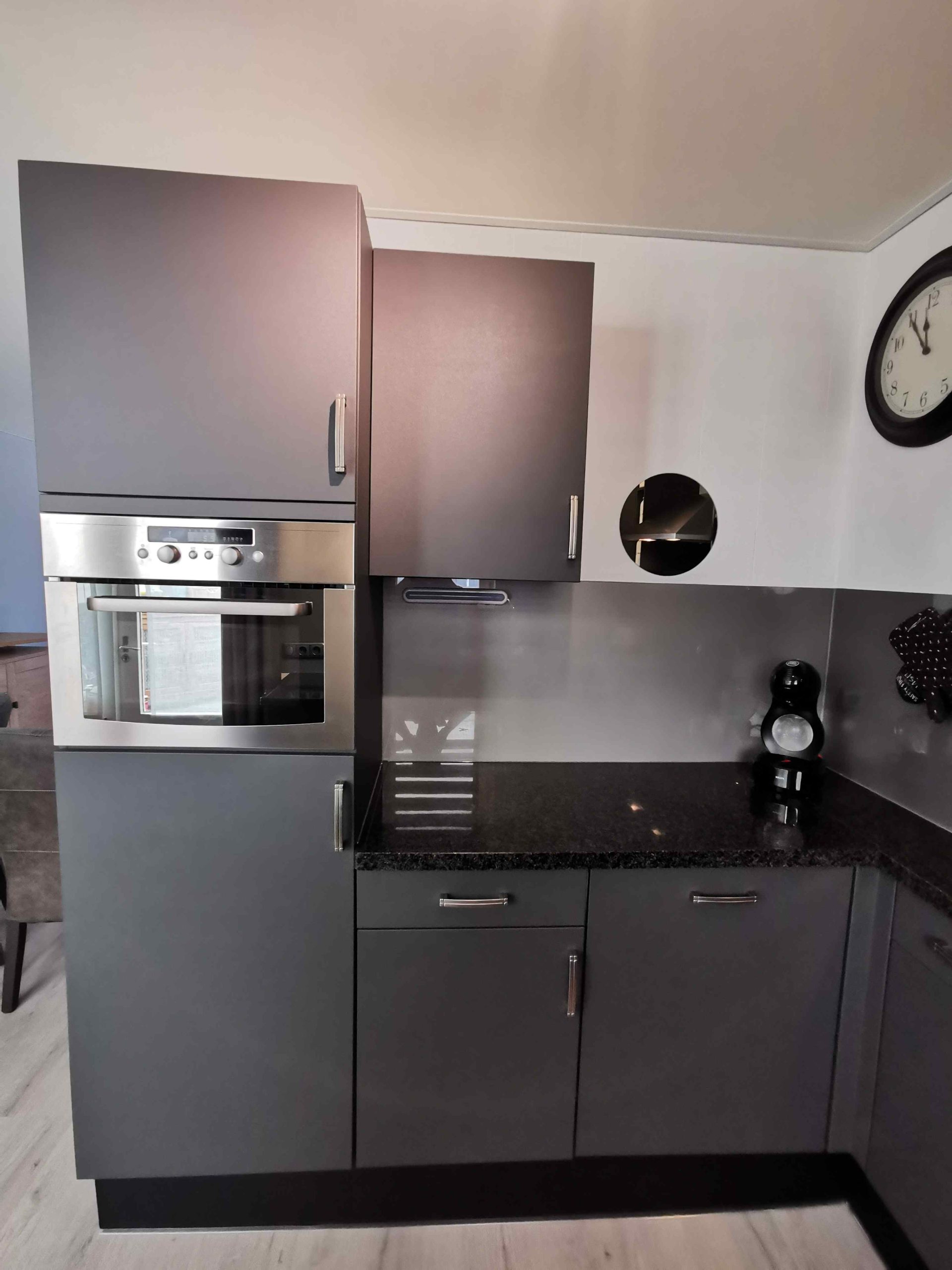 Nieuwe keukenfronten en ombouw wrappen: na de renovatie
