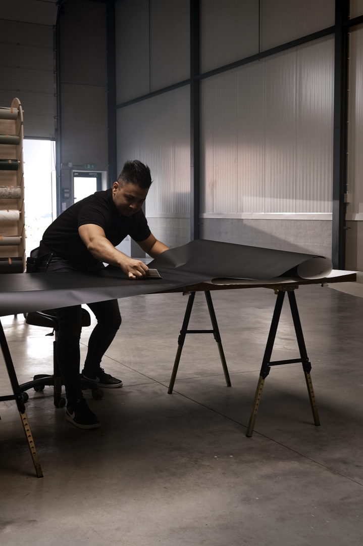 Kevin Zeelen verwerkt interieurfolie in de werkplaats van Kitchen Perfect in Echt