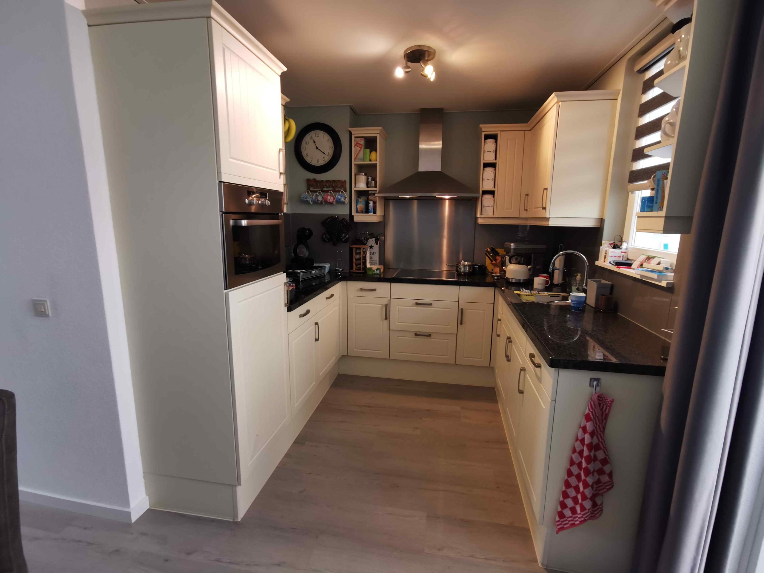 Nieuwe keukenfronten en ombouw wrappen: de keuken vóór de renovatie