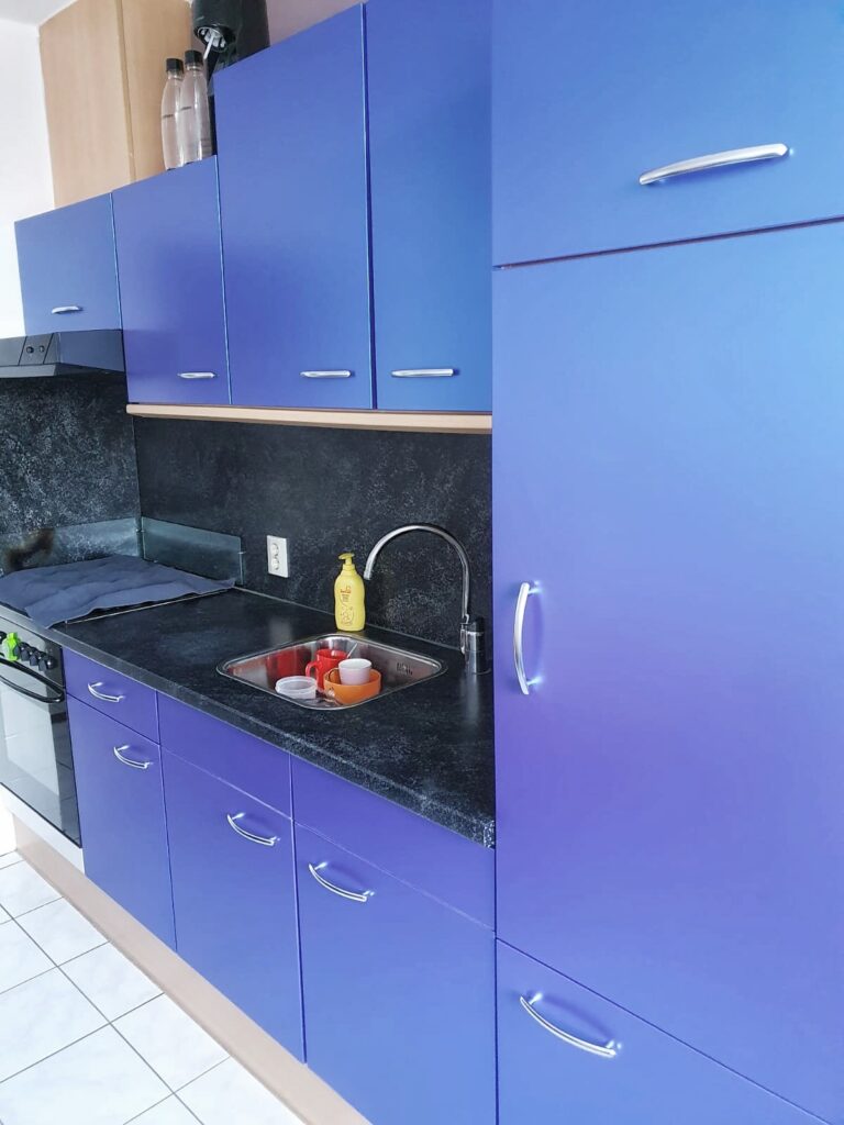 Na: Van vergeeld naar hoogglans blauw: de keuken na de renovatie
