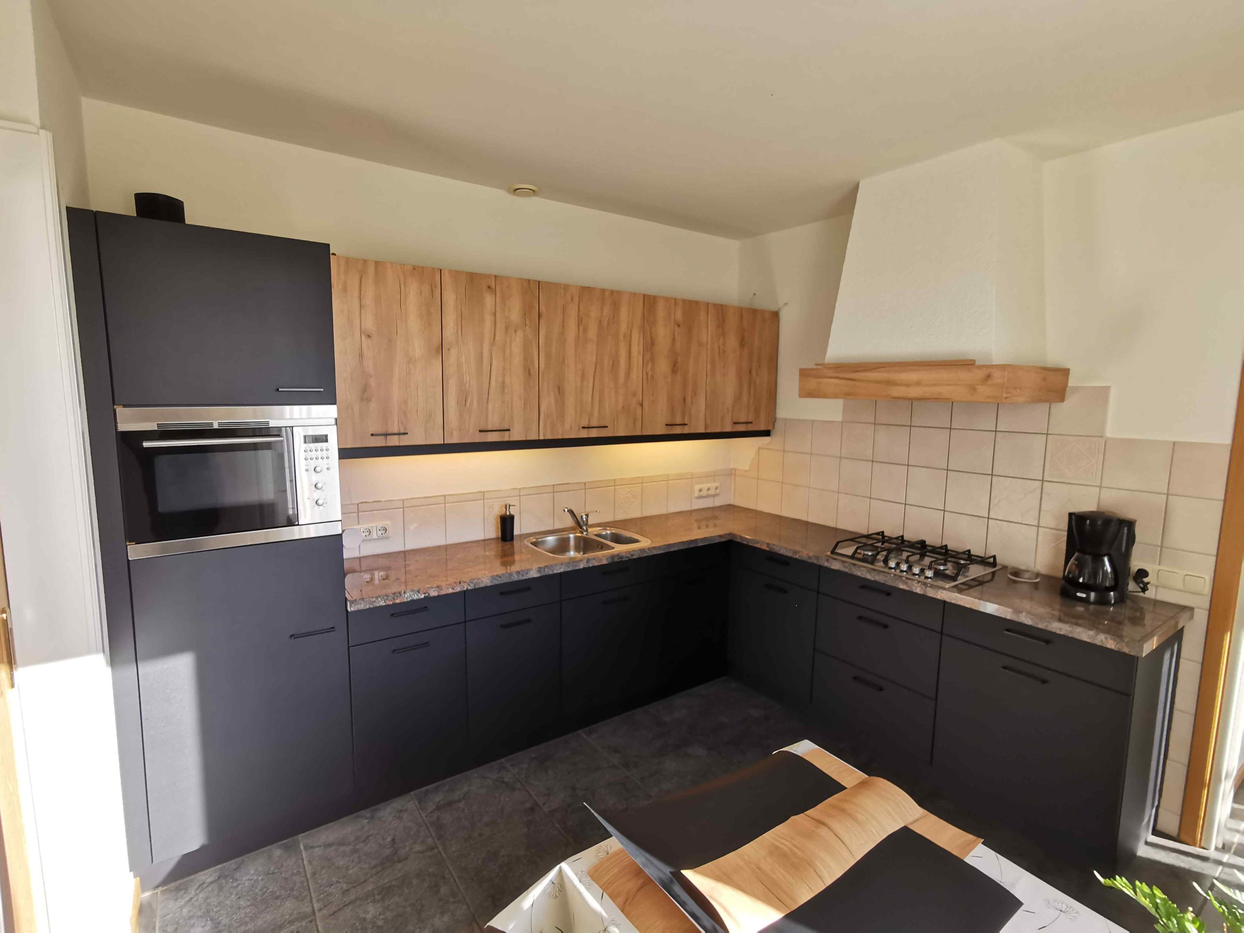 Keuken met Pure Black en houtlook: de keuken na de renovatie